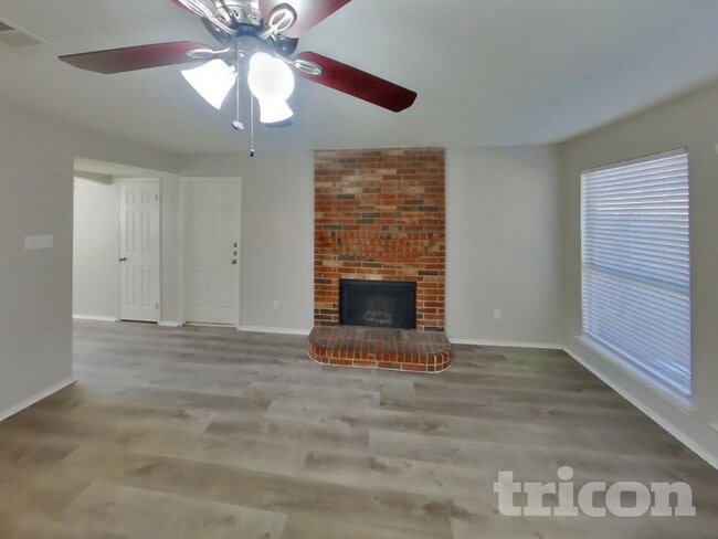 1701 Pecan View Dr in Garland, TX - Foto de edificio - Building Photo
