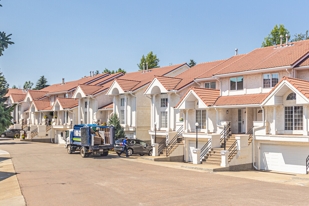 Whitemud Way in Edmonton, AB - Building Photo