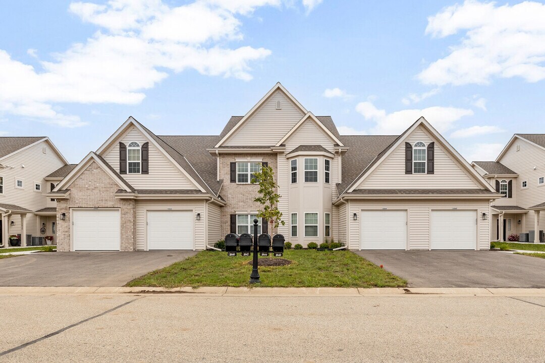 1844 Woodland Way, Unit Arbor Pointe in Slinger, WI - Building Photo