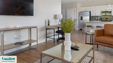 1000 Forestview Dr in Oakwood, GA - Foto de edificio - Building Photo