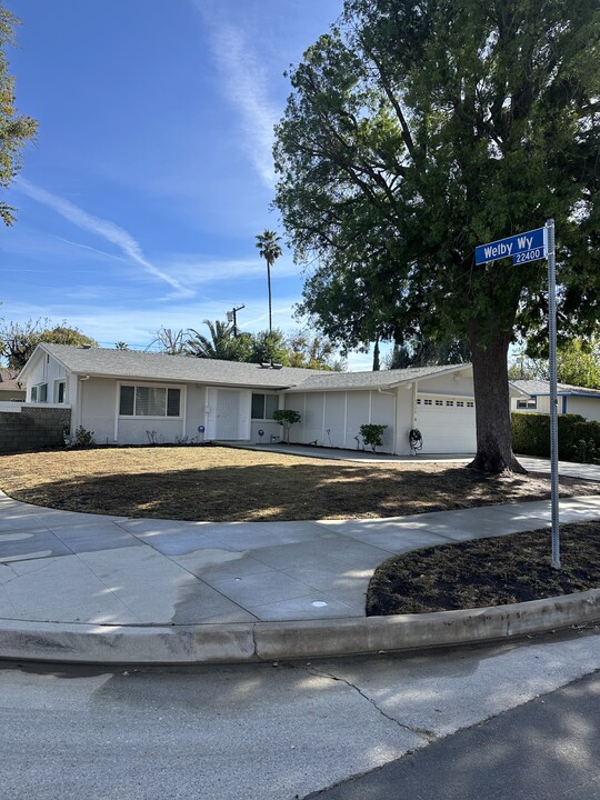 6726 Capistrano Ave in West Hills, CA - Foto de edificio