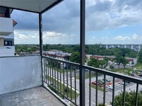 4174 Inverrary Dr, Unit 903 in Lauderhill, FL - Foto de edificio - Building Photo