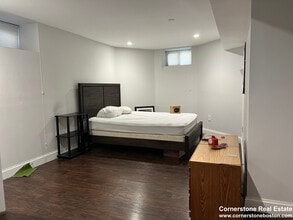 9 Oswald St, Unit B in Boston, MA - Foto de edificio - Building Photo