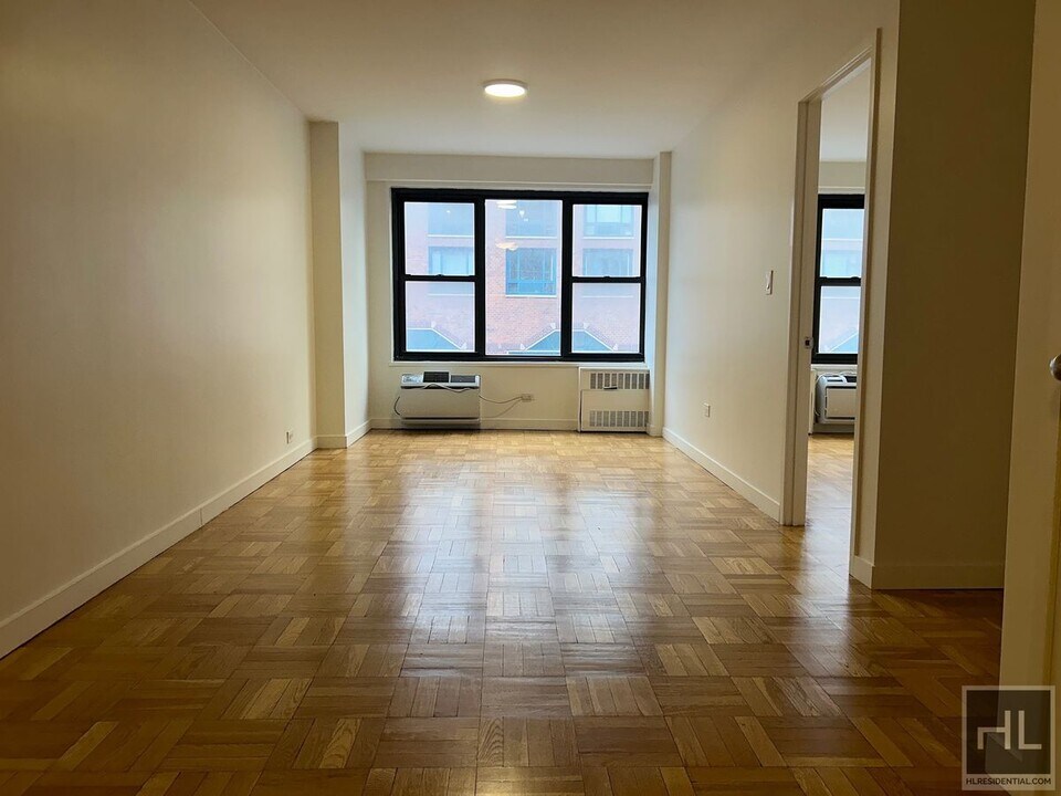 Fourth Avenue in New York, NY - Building Photo