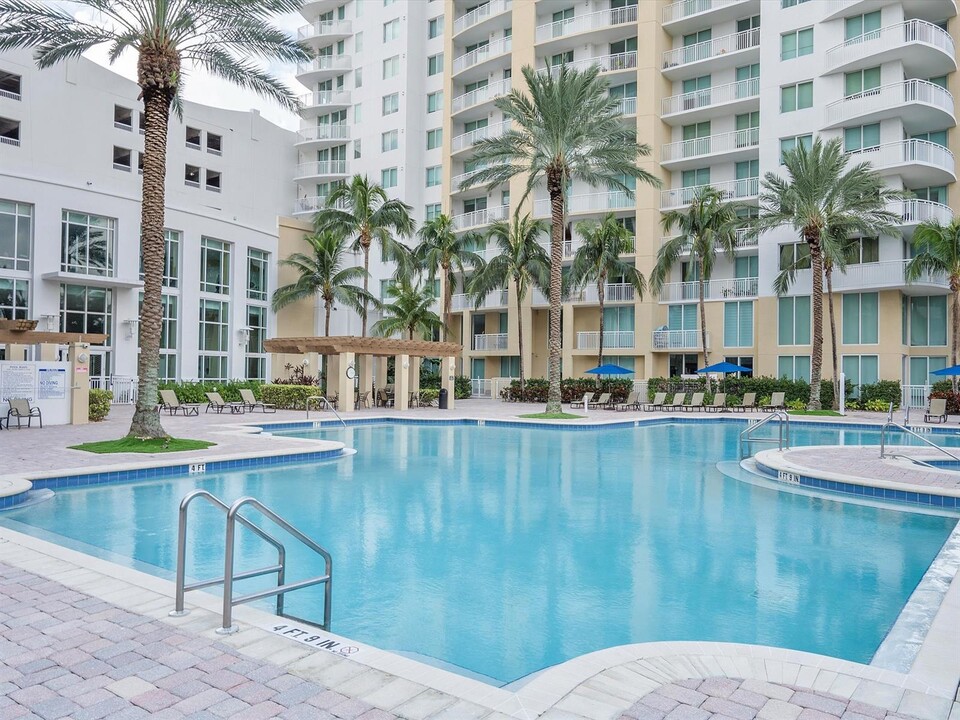 1745 E Hallandale Beach Blvd, Unit 1001W in Hallandale Beach, FL - Building Photo