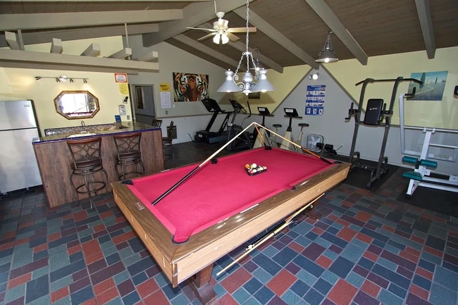 Chateau Garnet Apartments in Torrance, CA - Foto de edificio - Building Photo