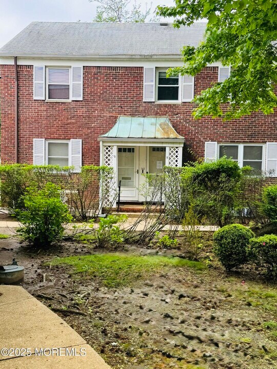 146 Manor Dr in Red Bank, NJ - Foto de edificio