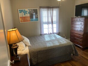 12201 Old Shelbyville Rd in Louisville, KY - Foto de edificio - Building Photo