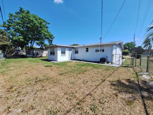 5117 Beacon Hill Dr in New Port Richey, FL - Foto de edificio - Building Photo