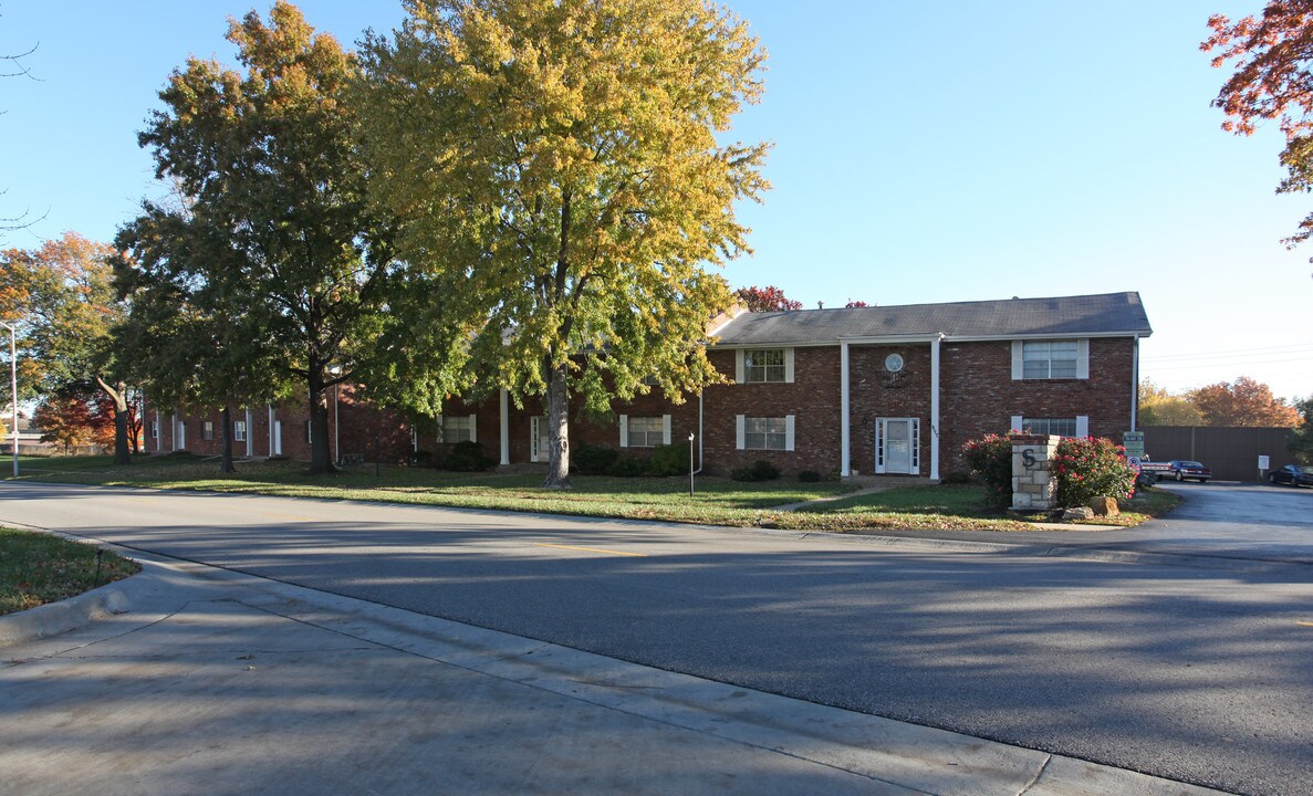Nieman Townhomes in Overland Park, KS - Foto de edificio
