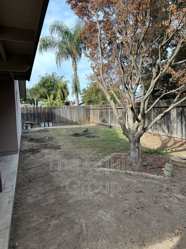 4700 W Tulare Ave in Visalia, CA - Building Photo - Building Photo