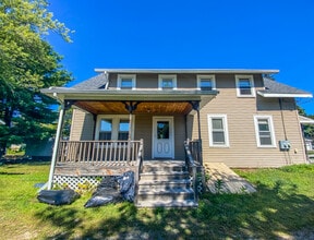 8 Howe St, Unit 1 in Augusta, ME - Foto de edificio - Building Photo