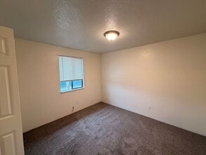 75 NW Jorgen St-Unit -73 in Winston, OR - Building Photo - Building Photo