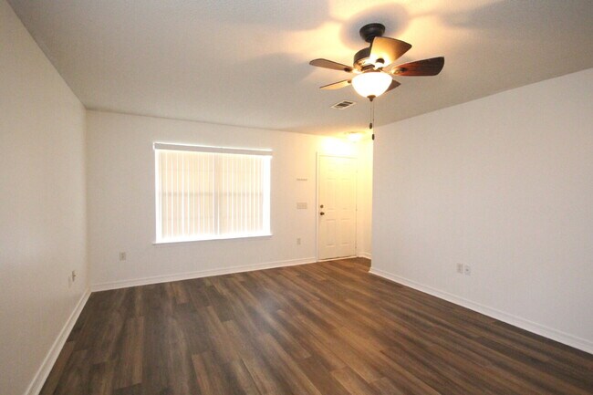 1077 Antigua Cir in Pensacola, FL - Building Photo - Building Photo