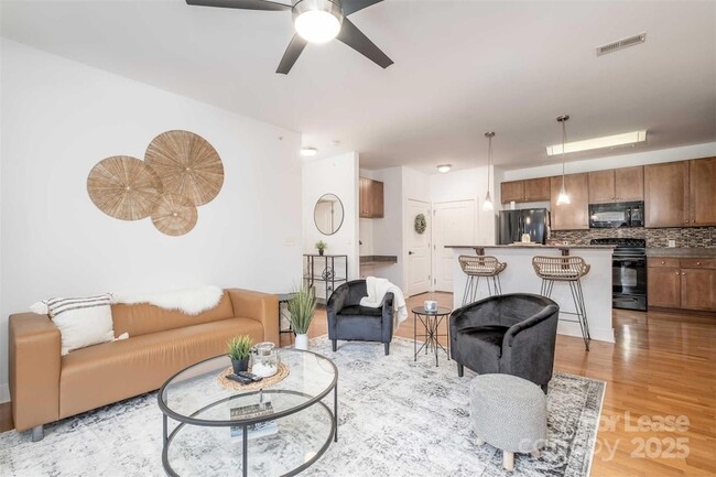 630 Calvert St, Unit 409 in Charlotte, NC - Foto de edificio - Building Photo