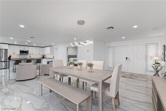 2500 Kings Lake Blvd in Naples, FL - Foto de edificio - Building Photo