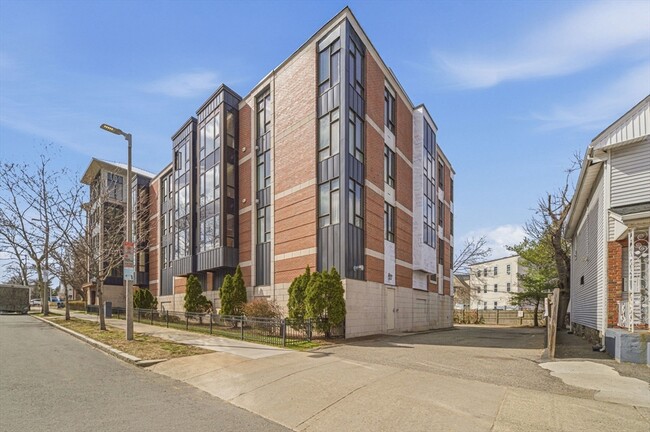 533 Cambridge St in Boston, MA - Building Photo - Building Photo