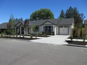 2856 Huettl Ln in Bend, OR - Building Photo - Building Photo