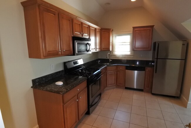 27 Howard St, Unit #2 in Melrose, MA - Foto de edificio - Building Photo