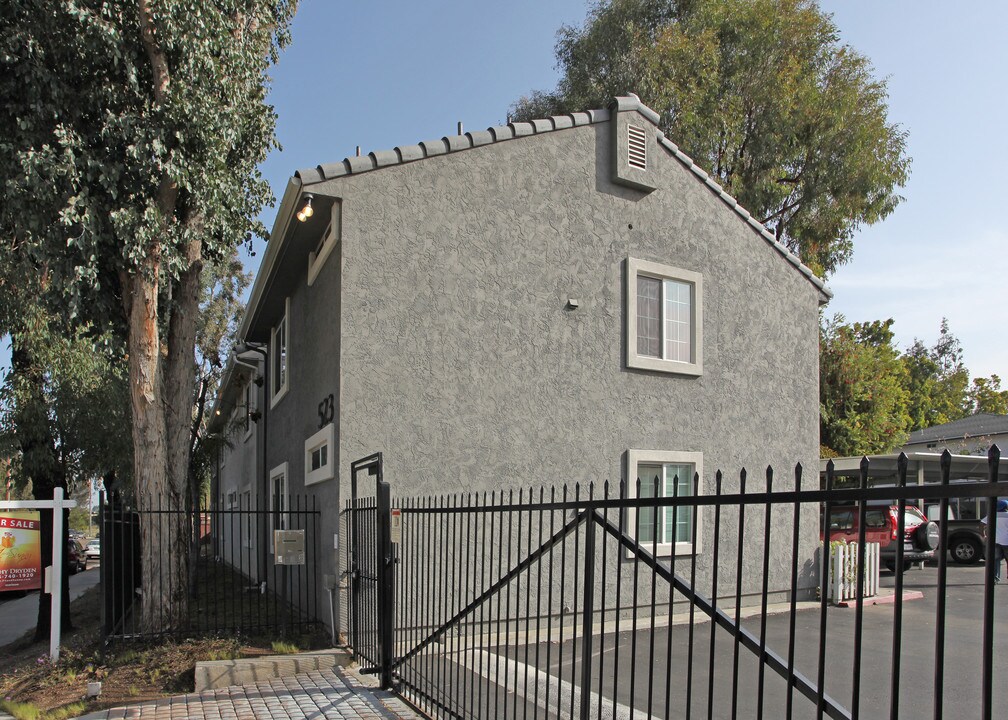 Ponderosa in El Cajon, CA - Foto de edificio