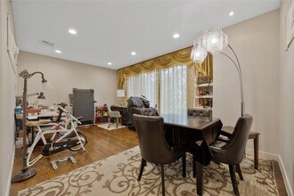 8 Percheron Ln in Roslyn Heights, NY - Foto de edificio - Building Photo