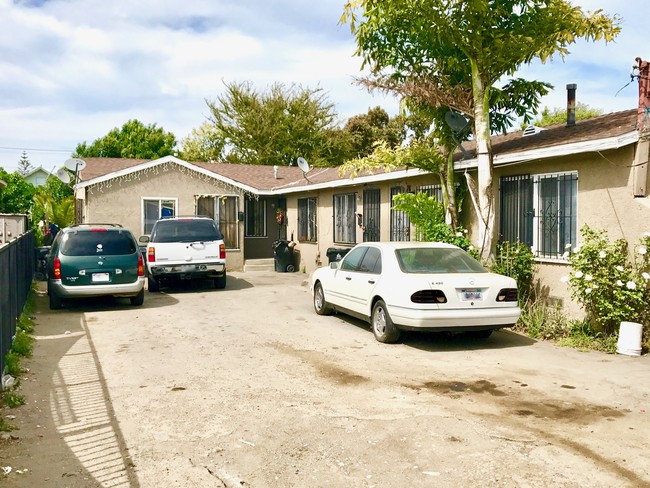 Divinity Apartments in Los Angeles, CA - Building Photo - Building Photo