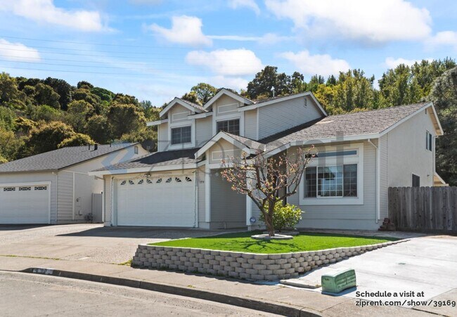 394 Falcon Way in Hercules, CA - Building Photo - Building Photo