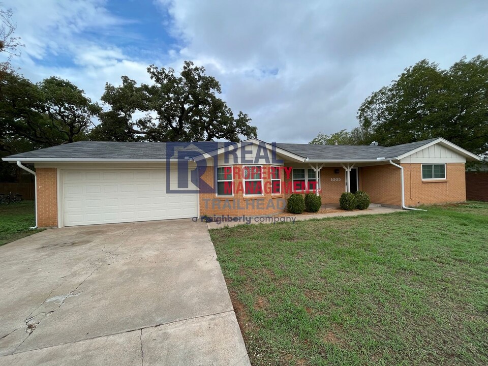 1005 College Ave in Glen Rose, TX - Building Photo