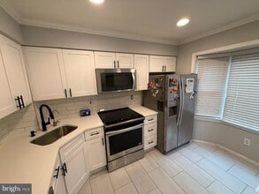2035 S Glebe Rd in Arlington, VA - Building Photo - Building Photo
