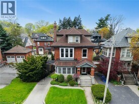 102 Eastbourne Ave in Hamilton, ON - Building Photo