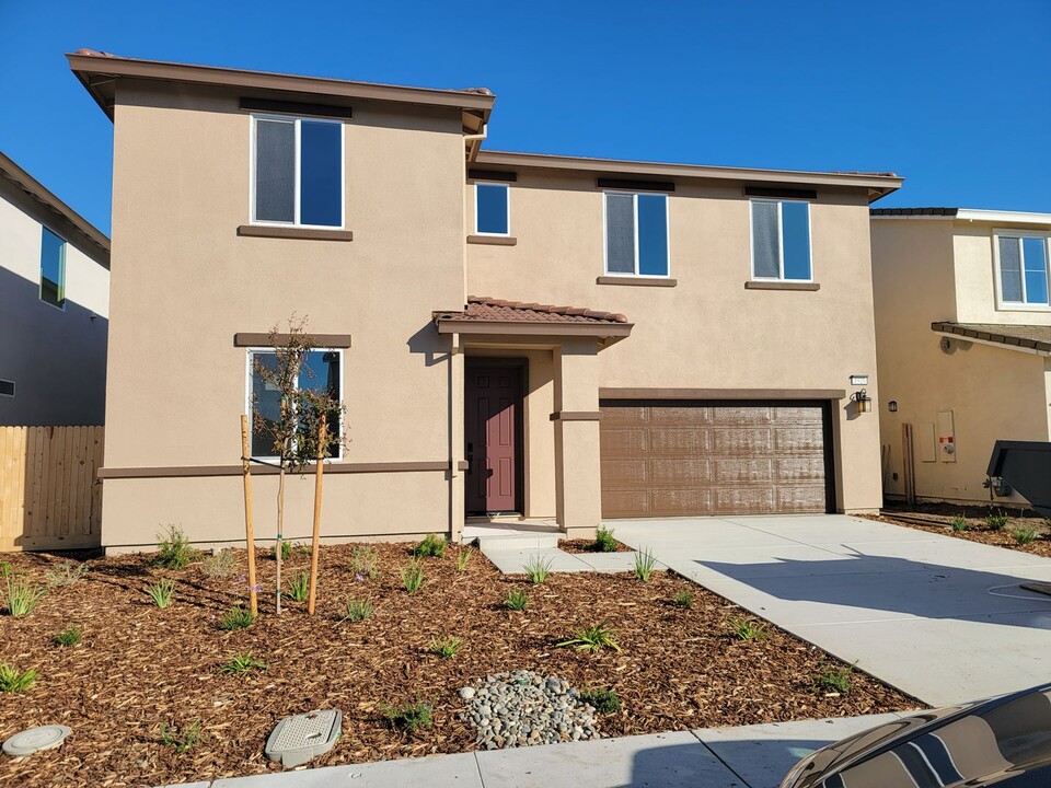 1920 Suisun Ave in Manteca, CA - Building Photo