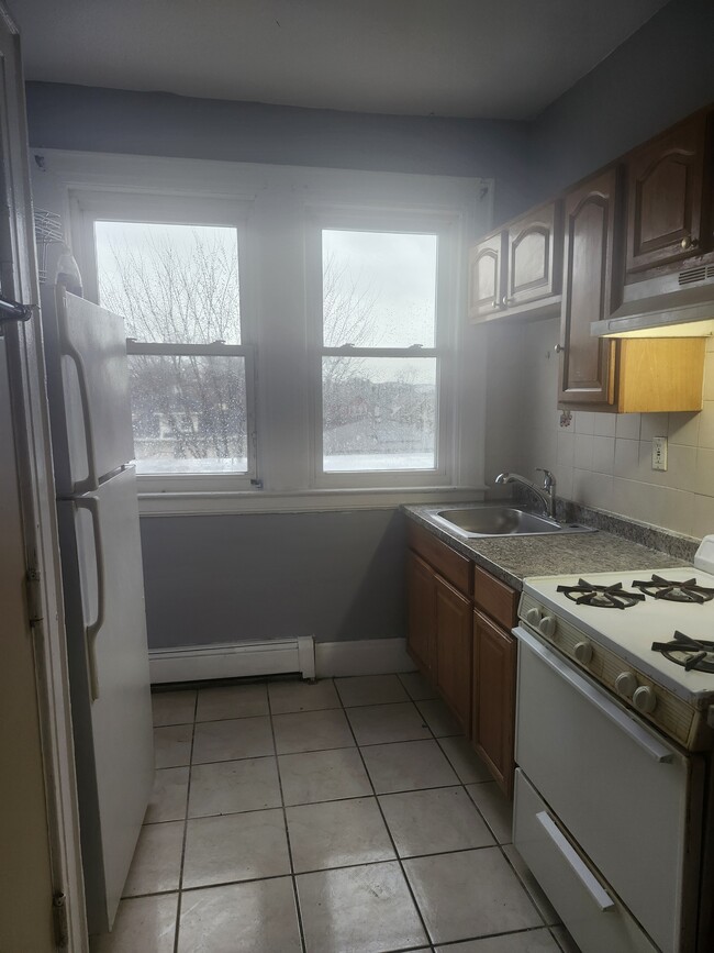 32 Leo Pl, Unit 3rd Floor in Newark, NJ - Foto de edificio - Building Photo