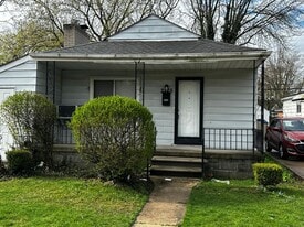 2175 Ridgemont Rd in Grosse Pointe Woods, MI - Building Photo