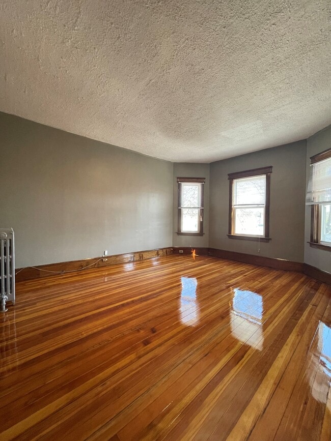 33 Newburg St, Unit 3 in Boston, MA - Foto de edificio - Building Photo