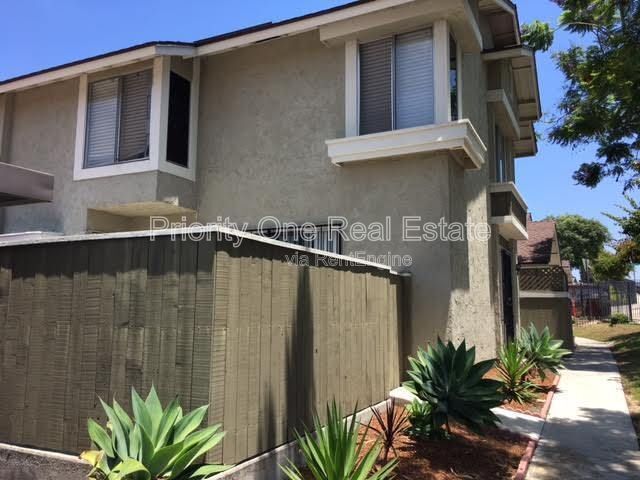 2448 Adirondack Row in San Diego, CA - Building Photo