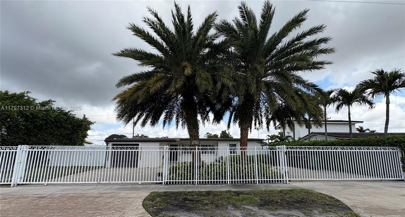 1281 W 62nd St in Hialeah, FL - Building Photo
