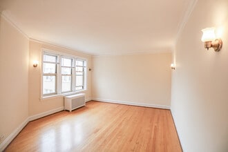7445 N Claremont Ave, Unit #2B in Chicago, IL - Foto de edificio - Building Photo
