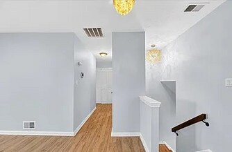 1002 Woodbridge Commons Way in Woodbridge Township, NJ - Foto de edificio - Building Photo