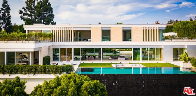 642 Perugia Way in Los Angeles, CA - Foto de edificio - Building Photo