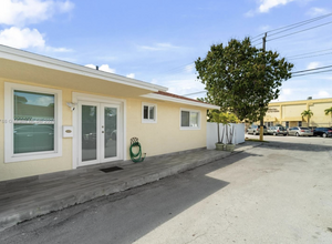 330 W 74th Pl in Hialeah, FL - Building Photo - Building Photo