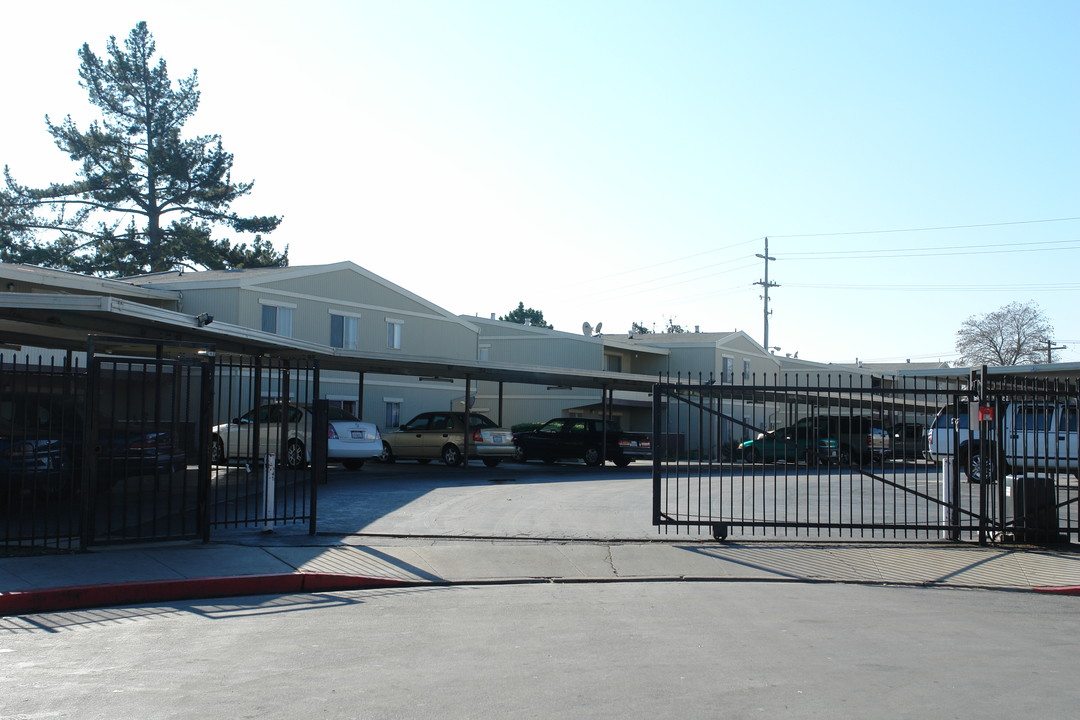 Garden Court Apartments in Salinas, CA - Building Photo