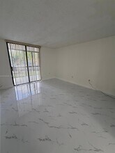 18000 NW 68th Ave in Hialeah, FL - Foto de edificio - Building Photo