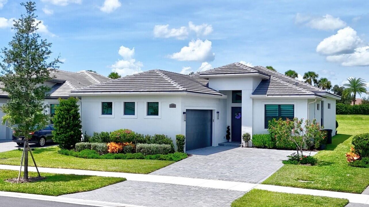 9084 SW Arco Wy in Port St. Lucie, FL - Building Photo