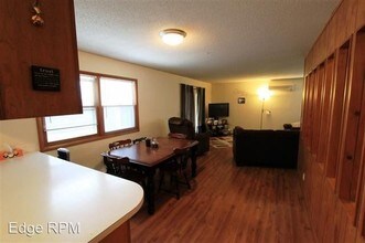 1315 College St in Cedar Falls, IA - Building Photo - Building Photo