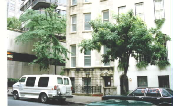 158 E 62nd St in New York, NY - Building Photo