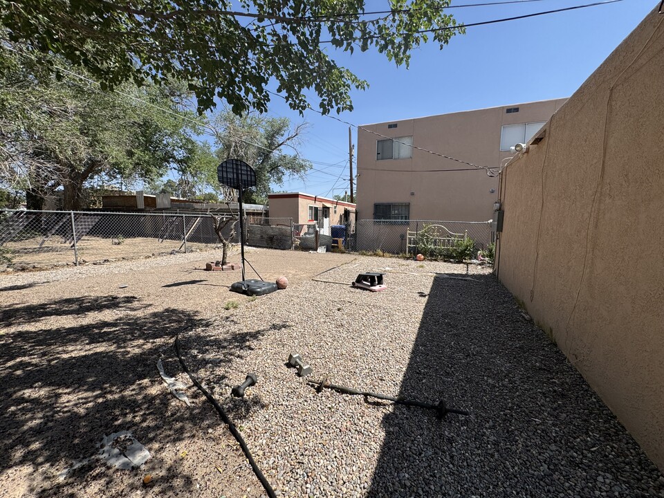 320 Tennessee St SE in Albuquerque, NM - Building Photo