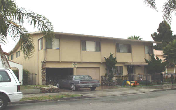 1923 Chestnut Ave in Long Beach, CA - Building Photo