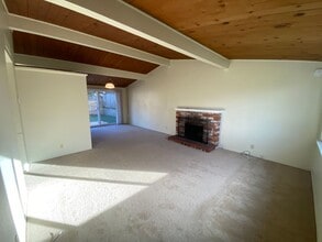 1116 Isabelle Ct in Seaside, CA - Building Photo - Building Photo
