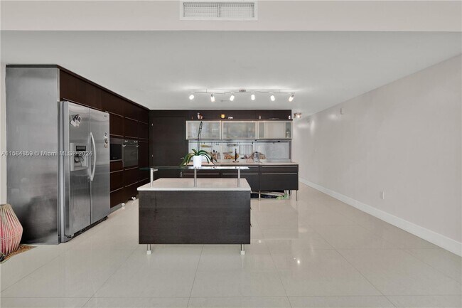 6000 Collins Ave, Unit # 507 in Miami Beach, FL - Building Photo - Building Photo