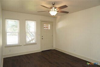 1019 Haynes St in San Marcos, TX - Foto de edificio - Building Photo
